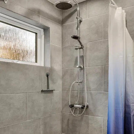 2 Bedroom Stunning In *