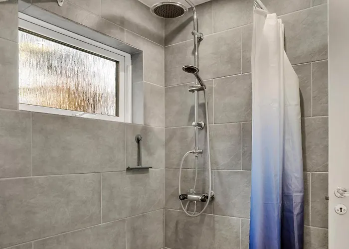 2 Bedroom Stunning In *